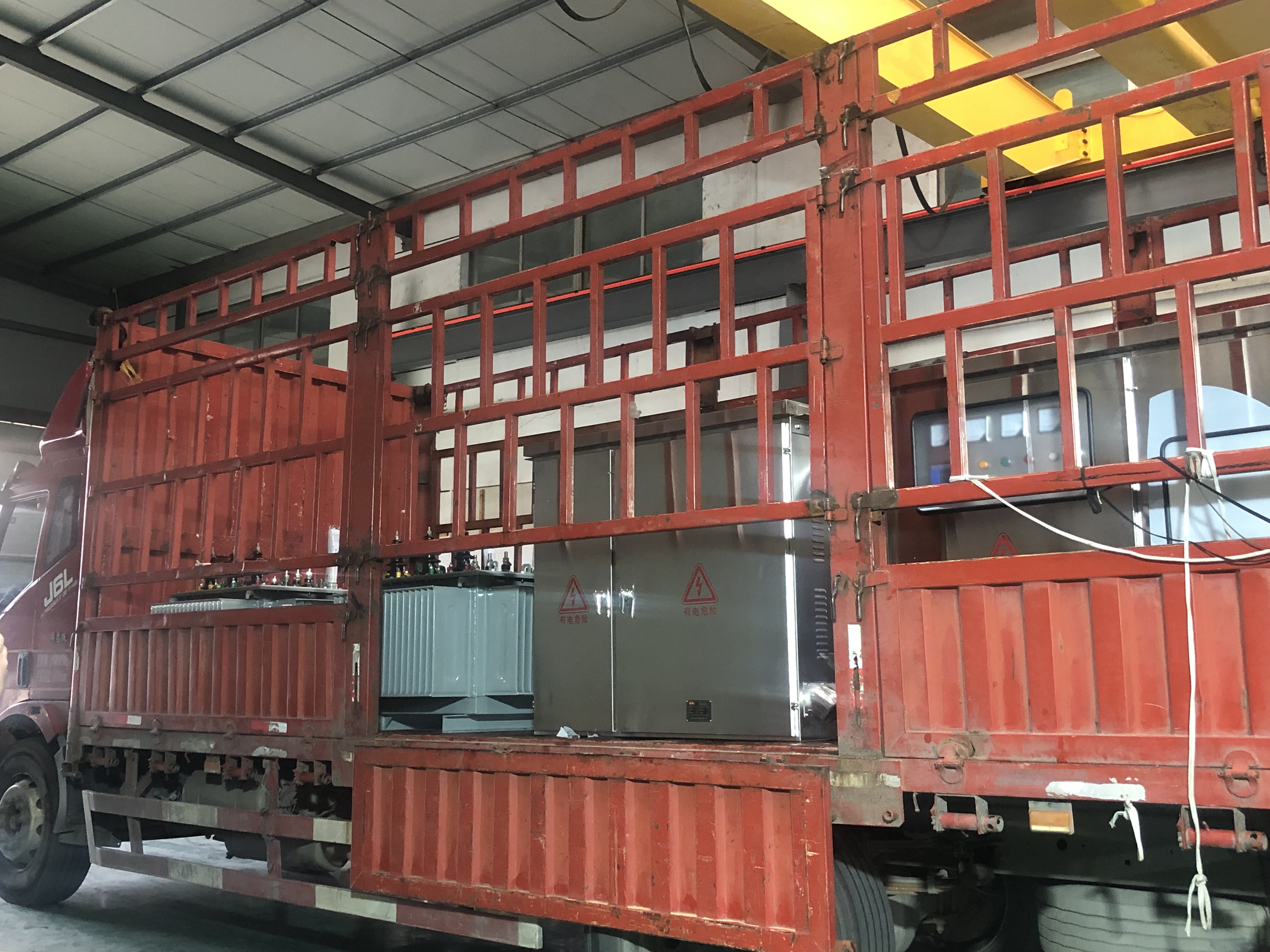 Transformadores sumergidos en aceite y cajas de distribución enviados hoy