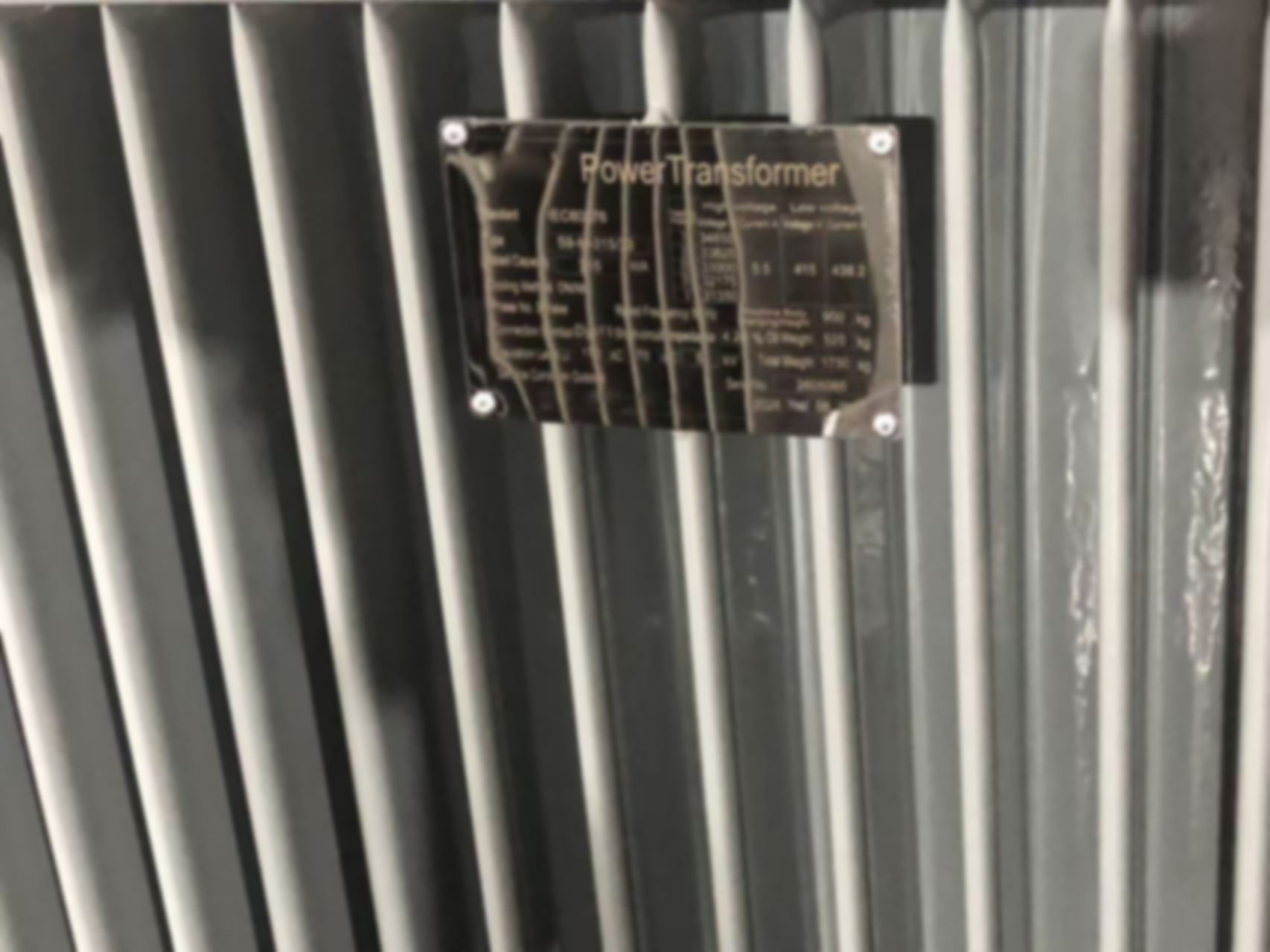 ¿Qué representan los parámetros en la placa de identificación del transformador?